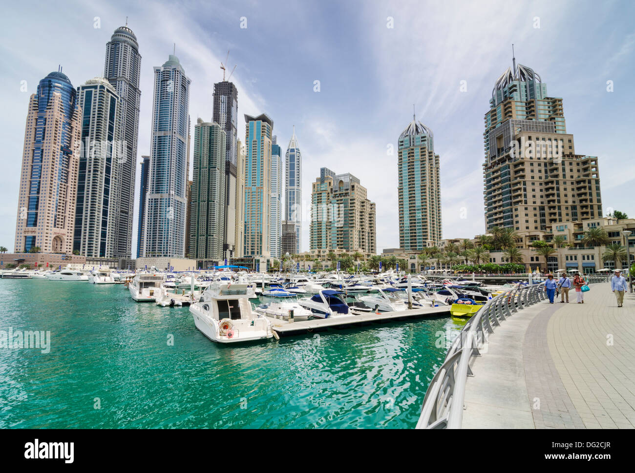 Gratte-ciel donnent sur des bateaux dans la Marina de Dubaï, DUBAÏ, ÉMIRATS ARABES UNIS Banque D'Images