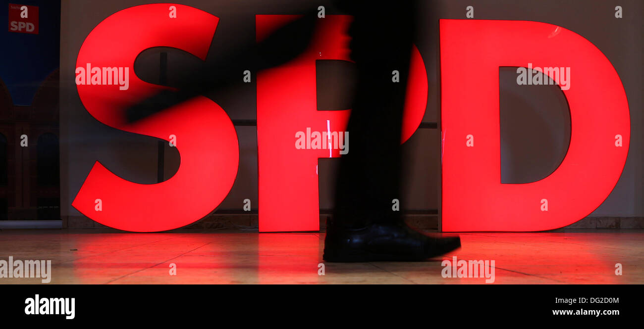 Serooskerke, Allemagne. 12 octobre, 2013. Les membres du parti à pied passé un voyant allumé logo SPD à la conférence du parti SPD Saxe à Offenbach, Allemagne, 12 octobre 2013. Atelier BÜTTIKER Président du SPD a été désigné comme le premier candidat pour les élections de 2014 en Saxe. Photo : JAN WOITAS/dpa/Alamy Live News Banque D'Images