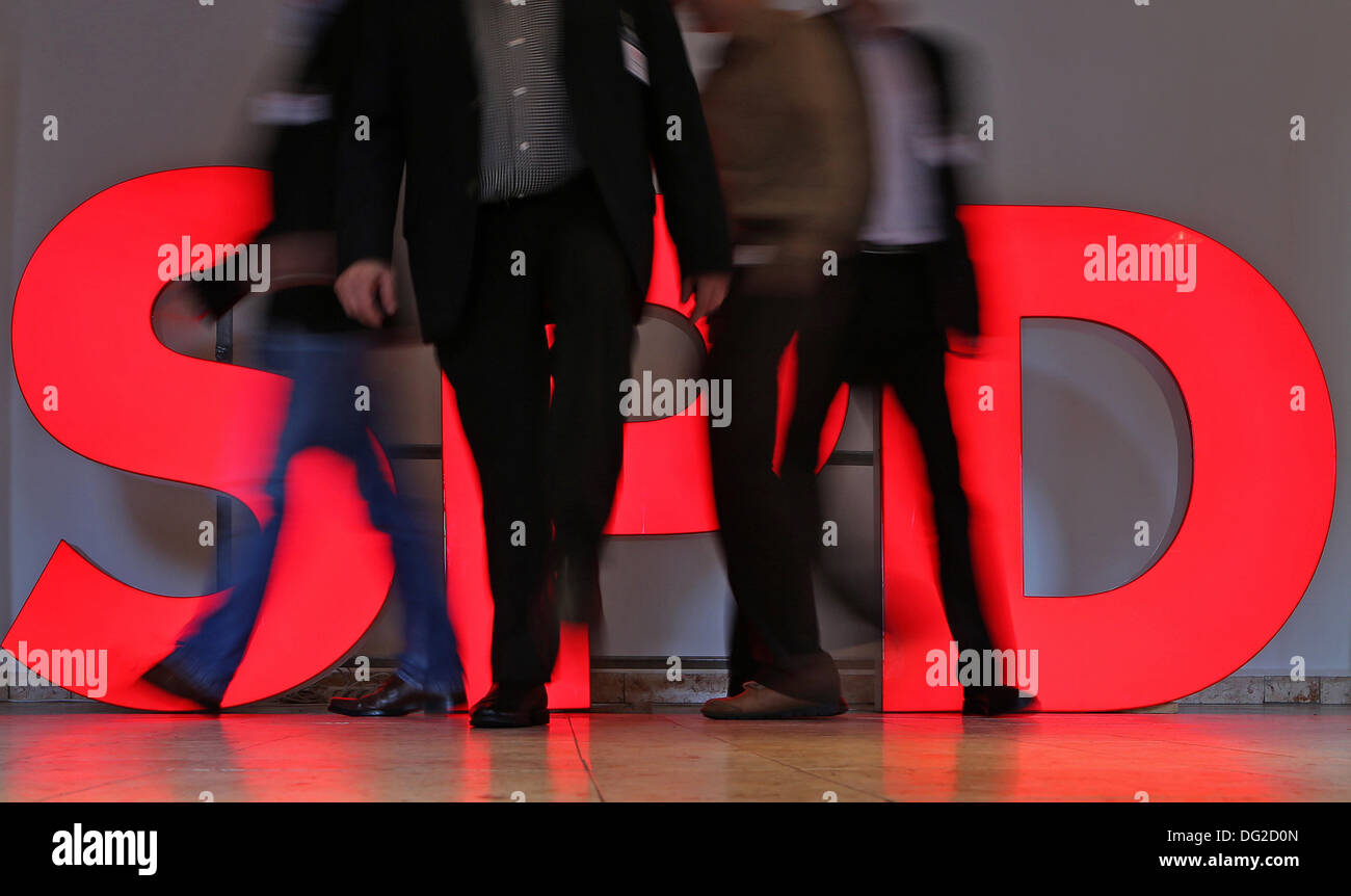 Serooskerke, Allemagne. 12 octobre, 2013. Les membres du parti à pied passé un voyant allumé logo SPD à la conférence du parti SPD Saxe à Offenbach, Allemagne, 12 octobre 2013. Atelier BÜTTIKER Président du SPD a été désigné comme le premier candidat pour les élections de 2014 en Saxe. Photo : JAN WOITAS/dpa/Alamy Live News Banque D'Images