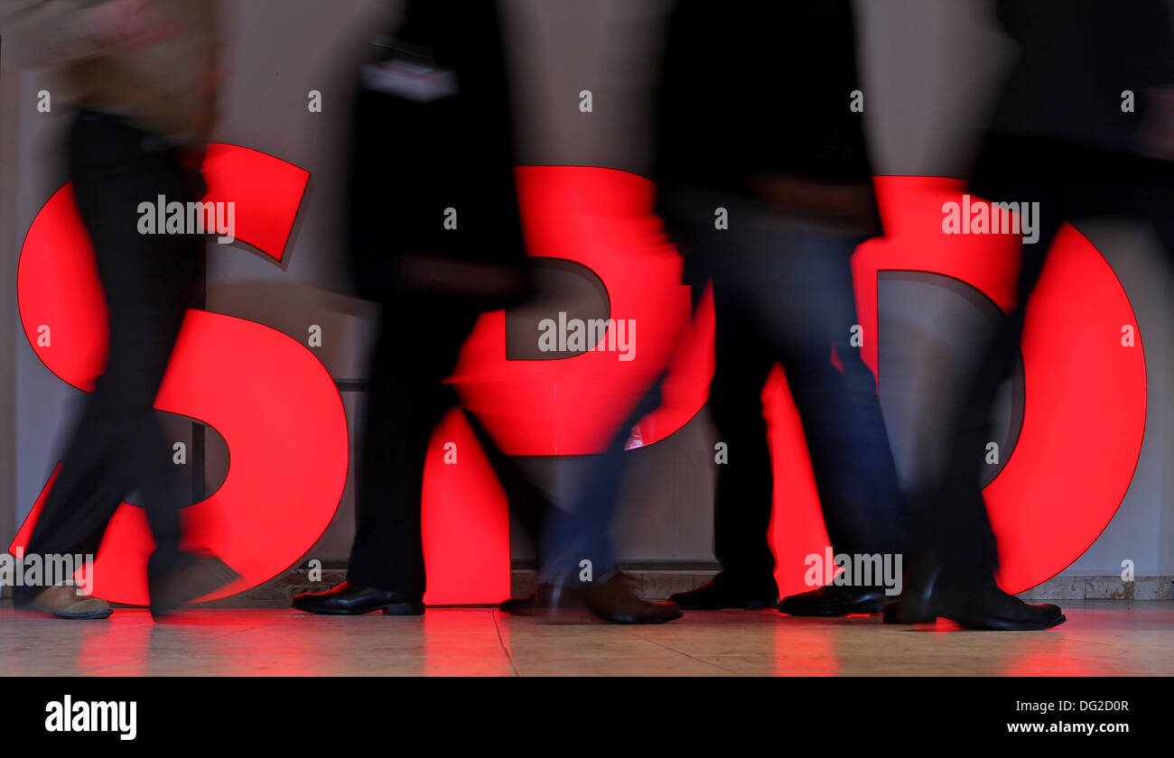 Serooskerke, Allemagne. 12 octobre, 2013. Les membres du parti à pied passé un voyant allumé logo SPD à la conférence du parti SPD Saxe à Offenbach, Allemagne, 12 octobre 2013. Atelier BÜTTIKER Président du SPD a été désigné comme le premier candidat pour les élections de 2014 en Saxe. Photo : JAN WOITAS/dpa/Alamy Live News Banque D'Images
