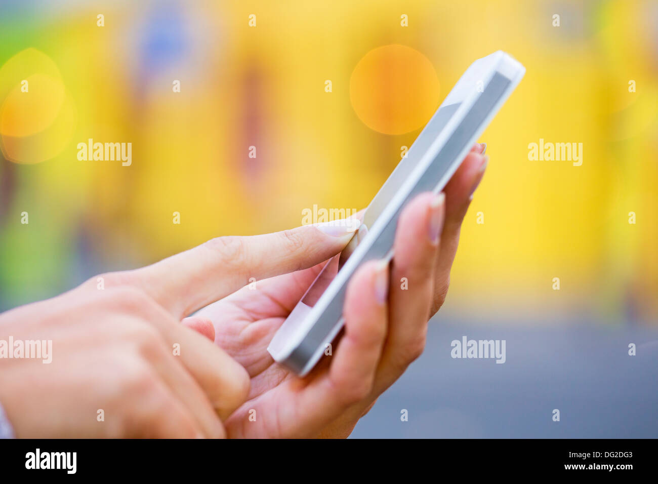 Téléphone mobile de plein air femelle ville message sms Banque D'Images