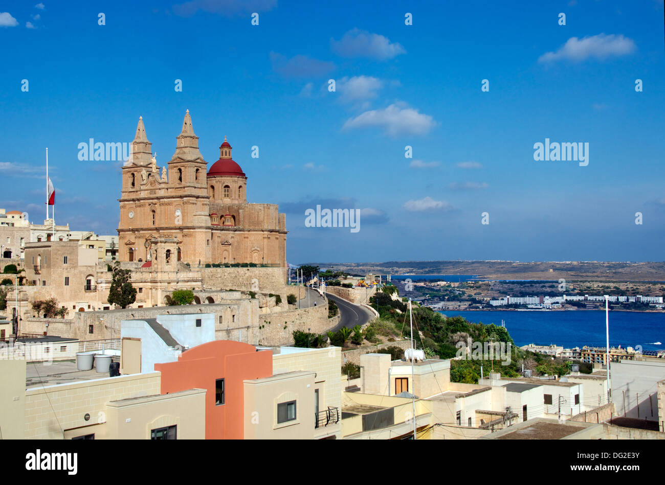 Église surplombant la baie de Mellieha Mellieha Malte Banque D'Images