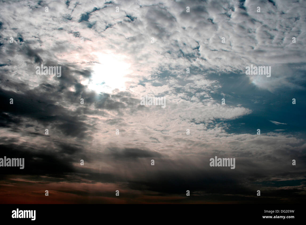 Soleil du soir avec des nuages Banque D'Images