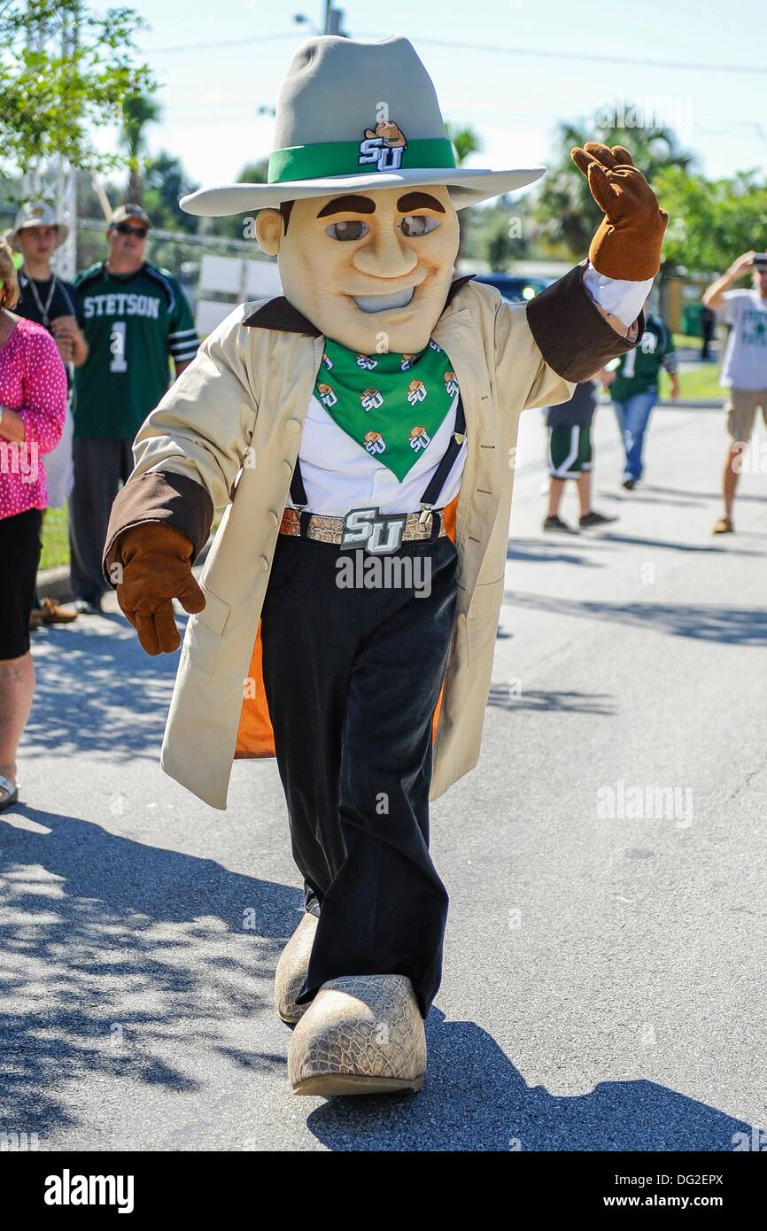 DeLand, en Floride, aux États-Unis. 12 octobre, 2013. Mascotte Stetson John B entre dans Hatter Village avant le début de NCAA Football action de jeu entre les Flyers de Dayton et Stetson Chapeliers au Spec Martin Stadium à DeLand, Floride. © csm/Alamy Live News Banque D'Images