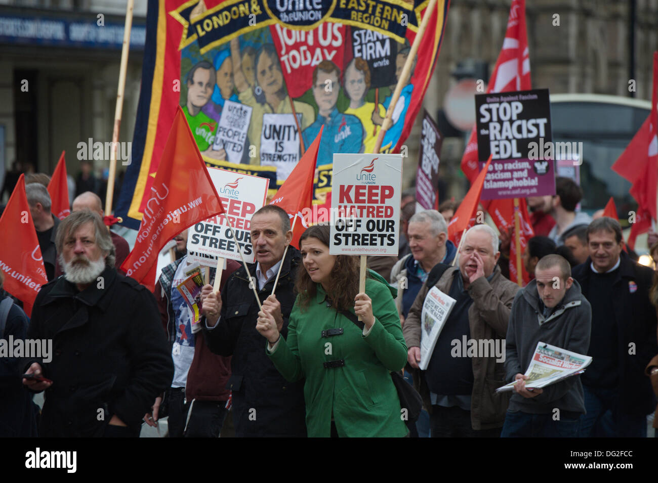 Liverpool, Angleterre, Royaume-Uni. Samedi le 12 octobre 2013. Mars dans le centre-ville. Environ 7000 personnes ont défilé dans le centre-ville de Liverpool pour une marche contre le fascisme organisé par Unite the Union. Dans le cadre d'une journée nationale de protestation, les syndicats et les groupes de lutte contre le racisme a mené le rallye à travers le centre ville. Un des principaux objectifs de l'événement était un message que l'extrême droite Parti national britannique (BNP) Nick Griffin leader doit être rejeté à l'Euro élections de l'année prochaine. Banque D'Images