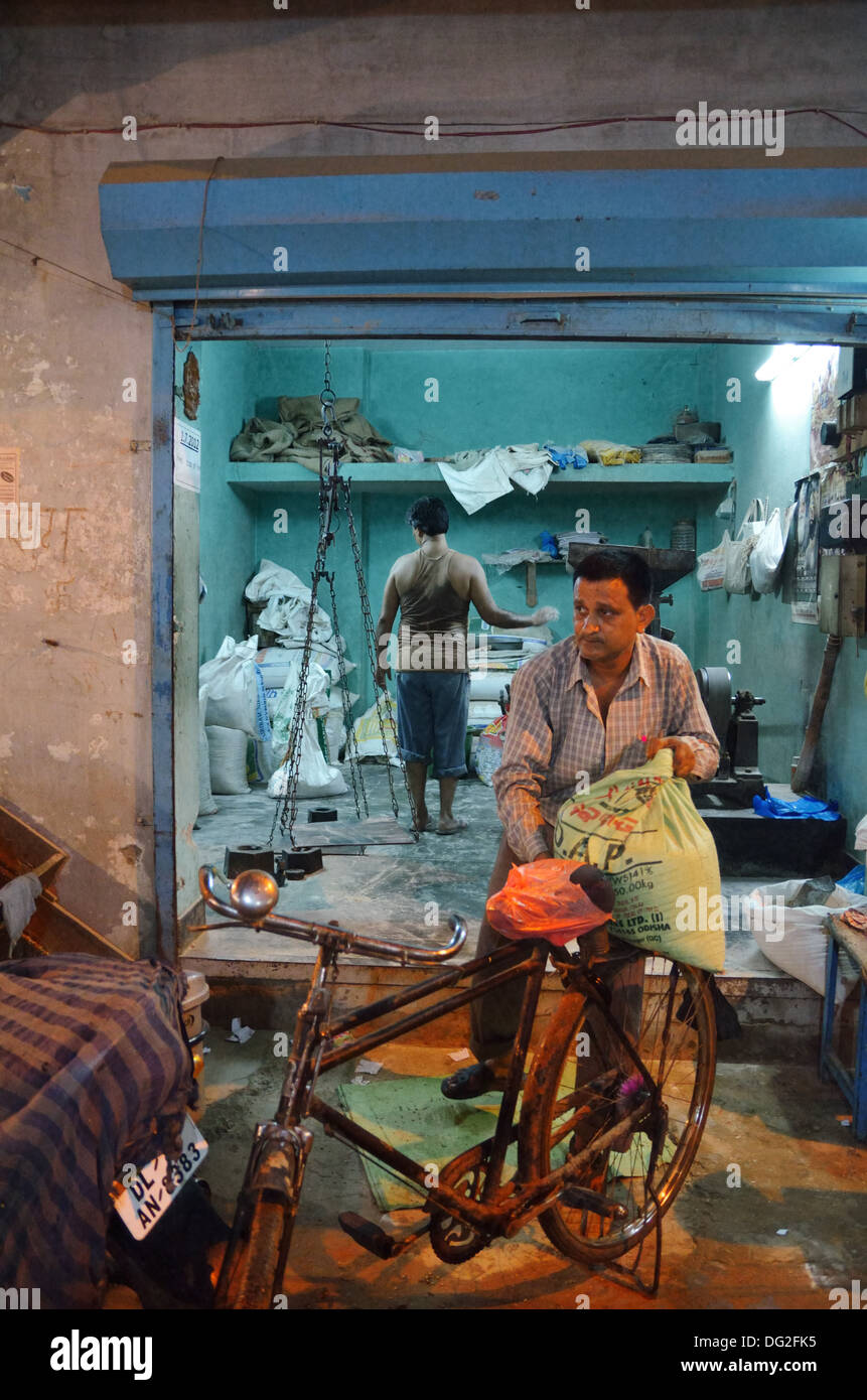 Marché nocturne dans quartier pauvre de Delhi, Inde Banque D'Images