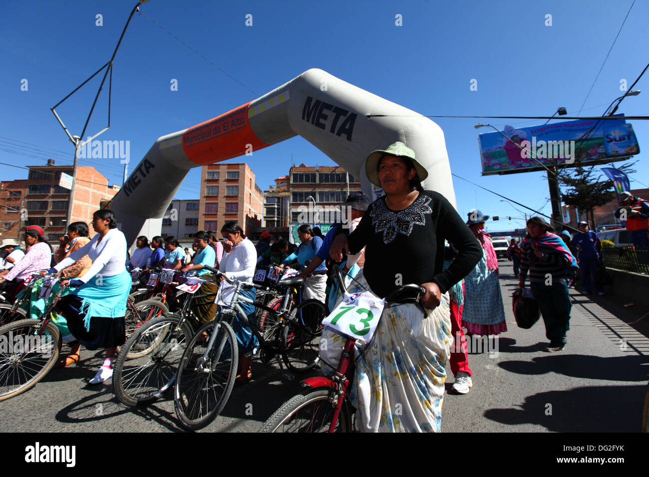 El Alto, en Bolivie. 12 octobre, 2013. Les concurrents s'aligner avant le début d'une course cycliste pour les Cholitas Aymaras des femmes. La course a lieu à une altitude d'un peu plus de 4 000 m le long des principales routes de la ville de El Alto (au-dessus de la capitale, La Paz) pour la Journée des femmes boliviennes, qui était hier vendredi 11 octobre. Credit : James Brunker / Alamy Live News Banque D'Images