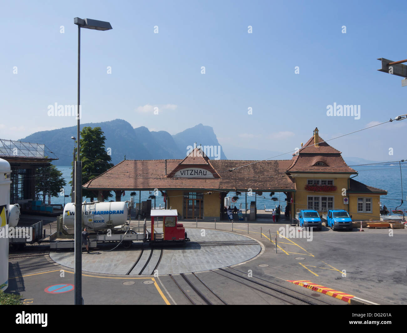 Le lien entre la platine Vitznau Rigi-gare terminus ferroviaire et gare ferroviaire, le lac de Lucerne et boat landing derrière Banque D'Images