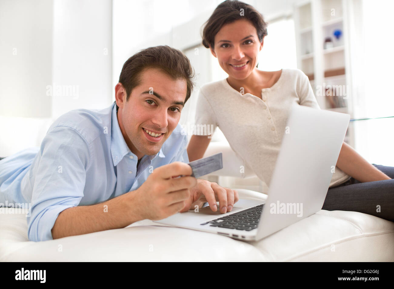 Femme Homme coffre piscine salon canapé internet informatique Banque D'Images
