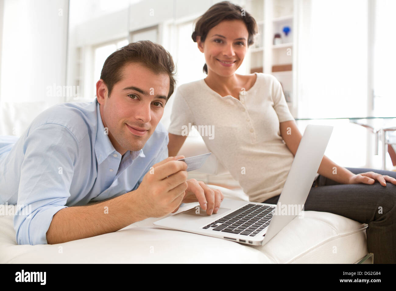 Femme Homme coffre piscine salon canapé internet informatique Banque D'Images