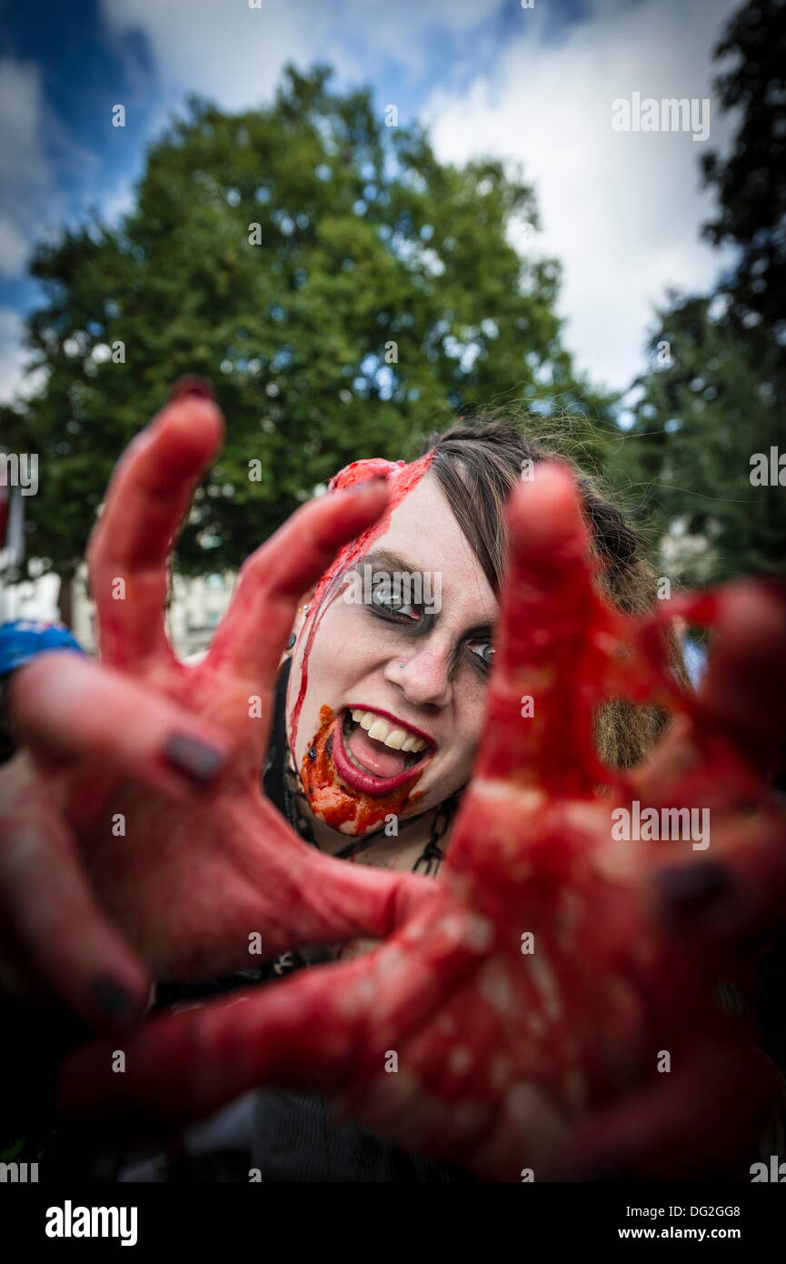 12 octobre 2013 un portrait d'un participant à l'invasion de zombies annuelle de Londres. Photographe : Gordon 1928/Alamy Live News Banque D'Images