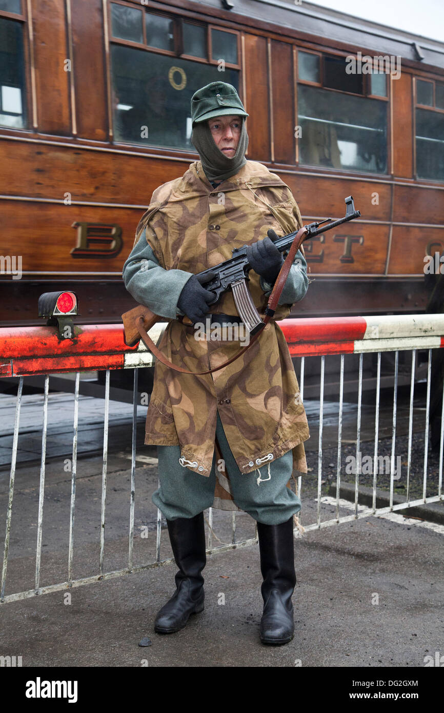 1940 militaire de l'armée de guerre à Levisham.North Yorkshire, Royaume-Uni.Octobre 2013.Bob Fleming un soldat allemand qui garde le chemin de fer muni d’une mitrailleuse MG 34 à l’épreuve du chemin de fer de North Yworks Moors Railway (NYMR) à la gare de Levisham octobre 2013.Levisham Station, a été décoré avec des affiches d'époque, et des panneaux français pendant le «week-end de guerre» (NYMR) pour devenir «le Visham» dans le nord de la France.Le rassemblement, une récréation d'un village français occupé par la Seconde Guerre mondiale, la Seconde Guerre mondiale, la Seconde Guerre mondiale, la Seconde Guerre mondiale, les troupes allemandes de la Seconde Guerre mondiale, Banque D'Images