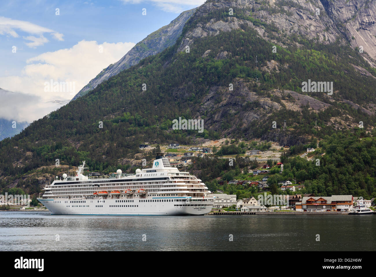 Le paquebot de croisière Ocean paquebot Crystal Symphony amarré au port sur le fjord d'Eidfjorden à Eidfjord, Hardanger, Hordaland, Norvège, Scandinavie Banque D'Images