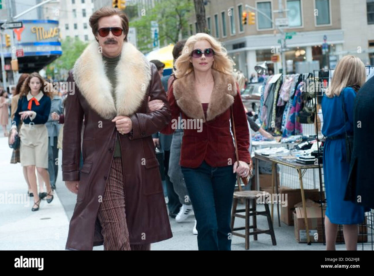 Présentateur 2 : LA LÉGENDE CONTINUE 2013 Paramount Pictures film avec Christina Applegate et Will Ferrell Banque D'Images