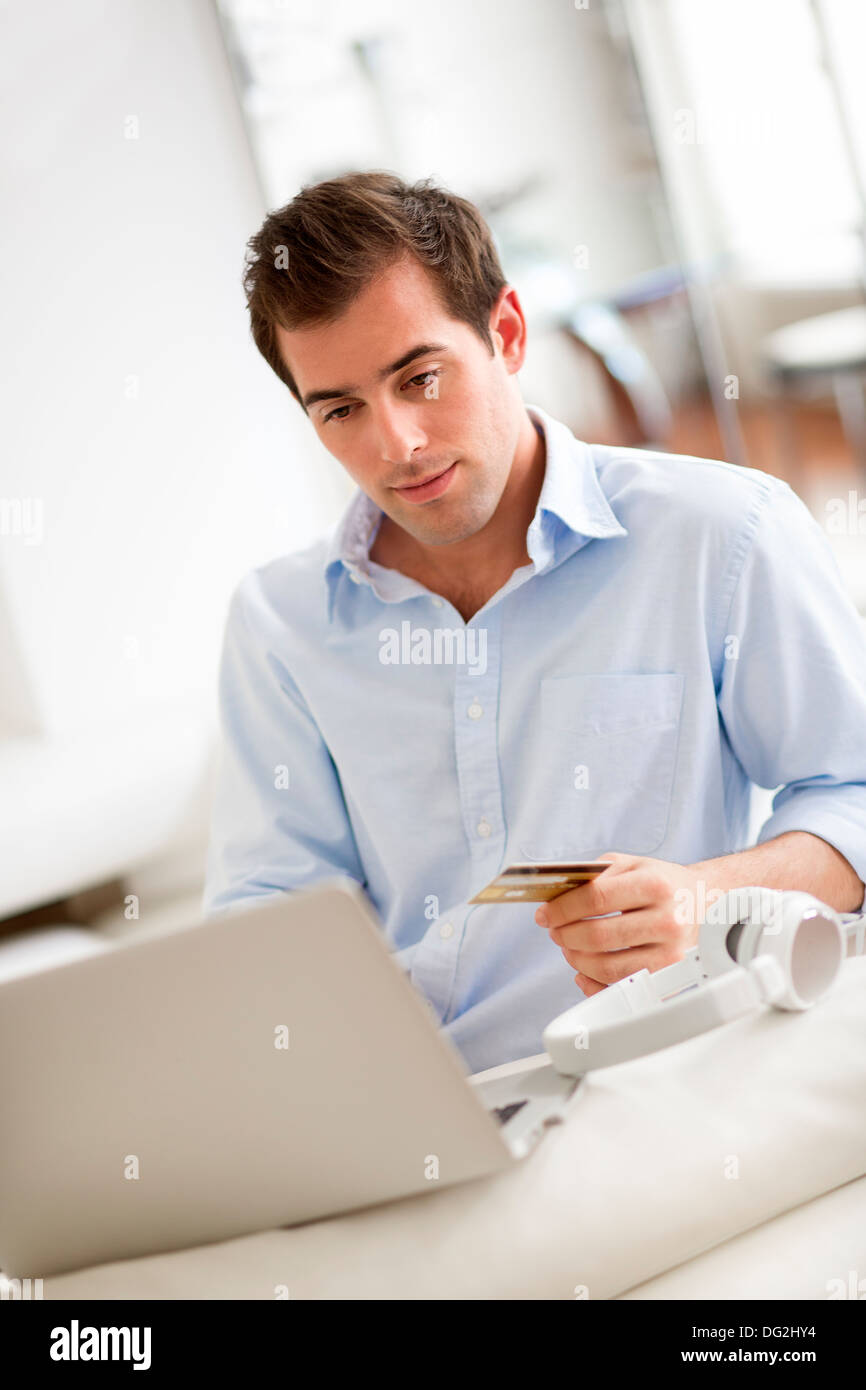 Ordinateur portable masculin intérieur musique carte de crédit Banque D'Images