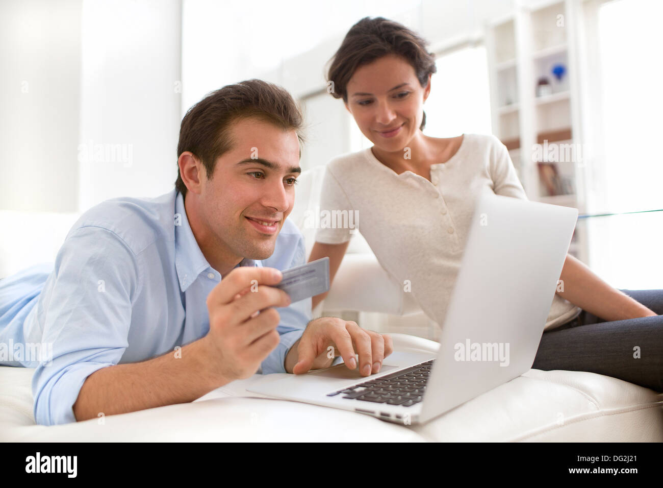 Femme Homme coffre piscine salon canapé internet informatique Banque D'Images