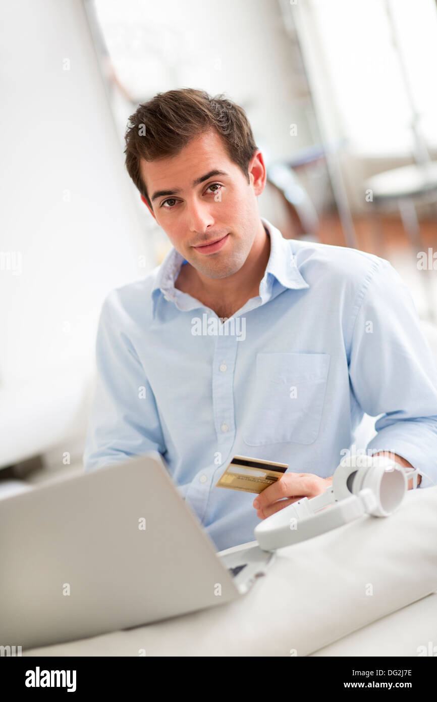 Ordinateur portable masculin intérieur musique carte de crédit Banque D'Images