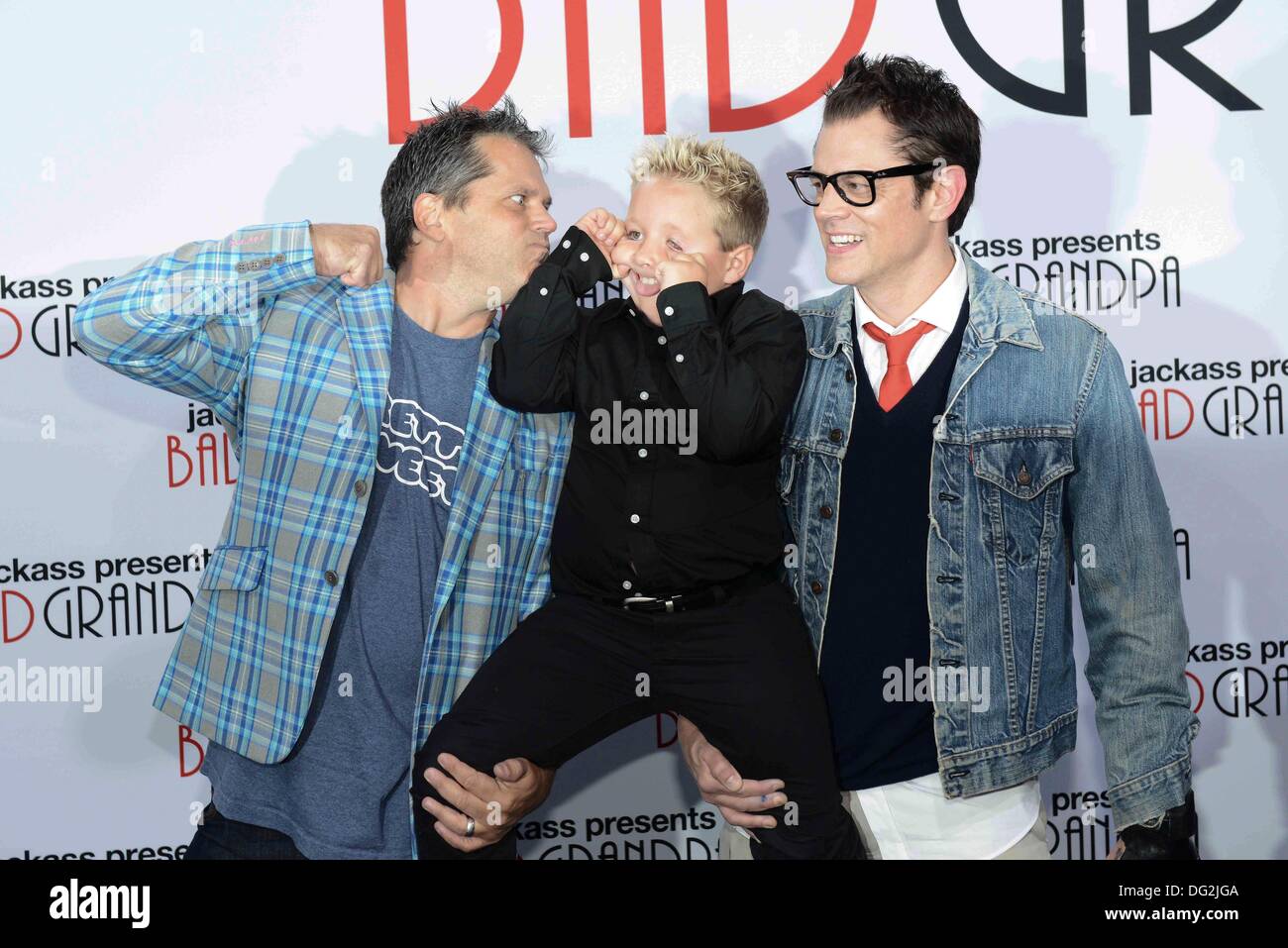 Berlin, Allemagne. Oct 11, 2013. Jeff Tremaine, Johnny Knoxville Nicoll et Jackson (de gauche à droite) posent à la première du film "Jackass presents : Bad Grandpa' à Berlin, Allemagne, 11 octobre 2013. Le 24 octobre 2013 le film est ouvert dans les salles allemandes. © dpa/Alamy Live News Banque D'Images