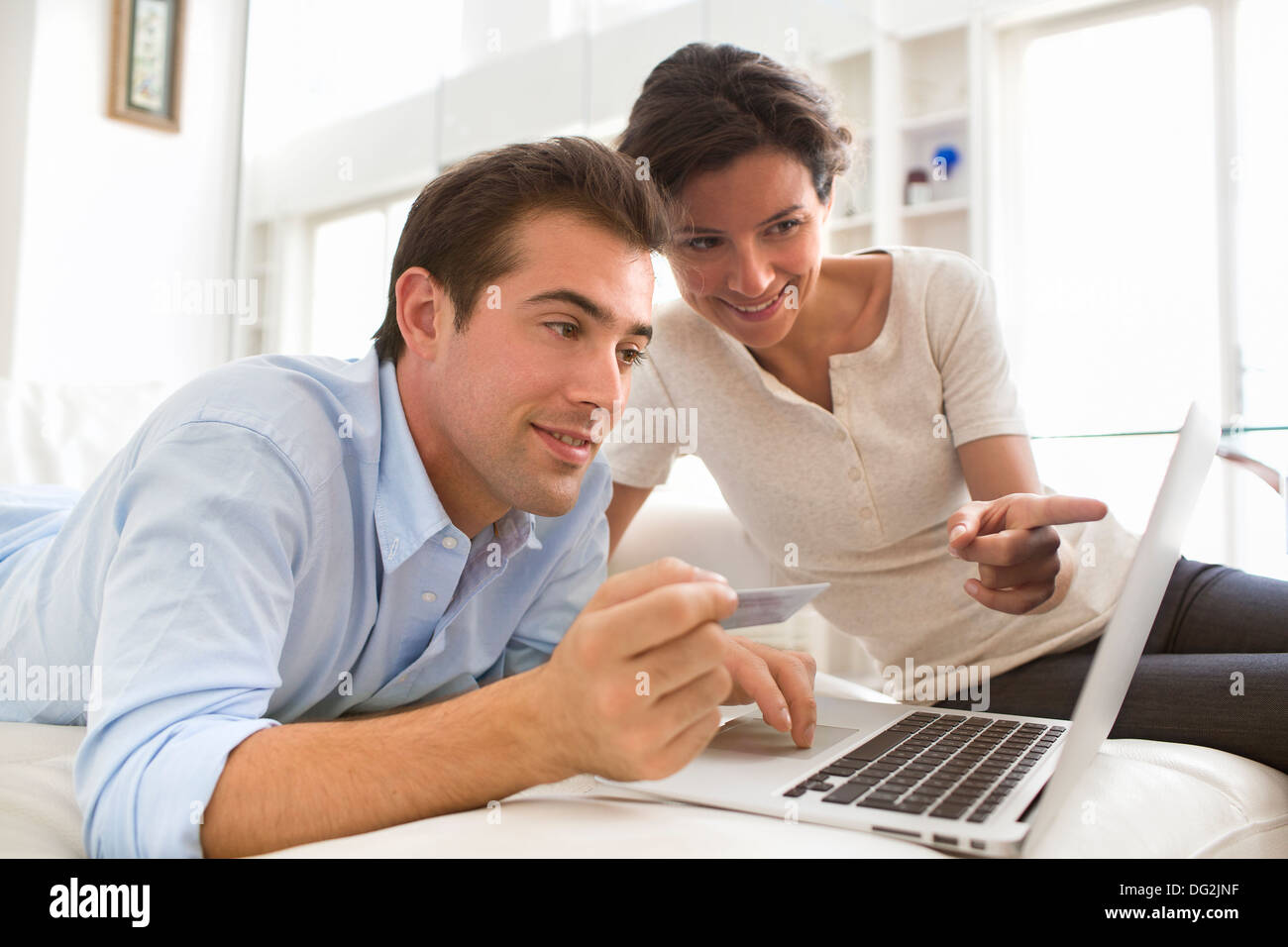 Femme Homme coffre piscine salon canapé internet informatique Banque D'Images