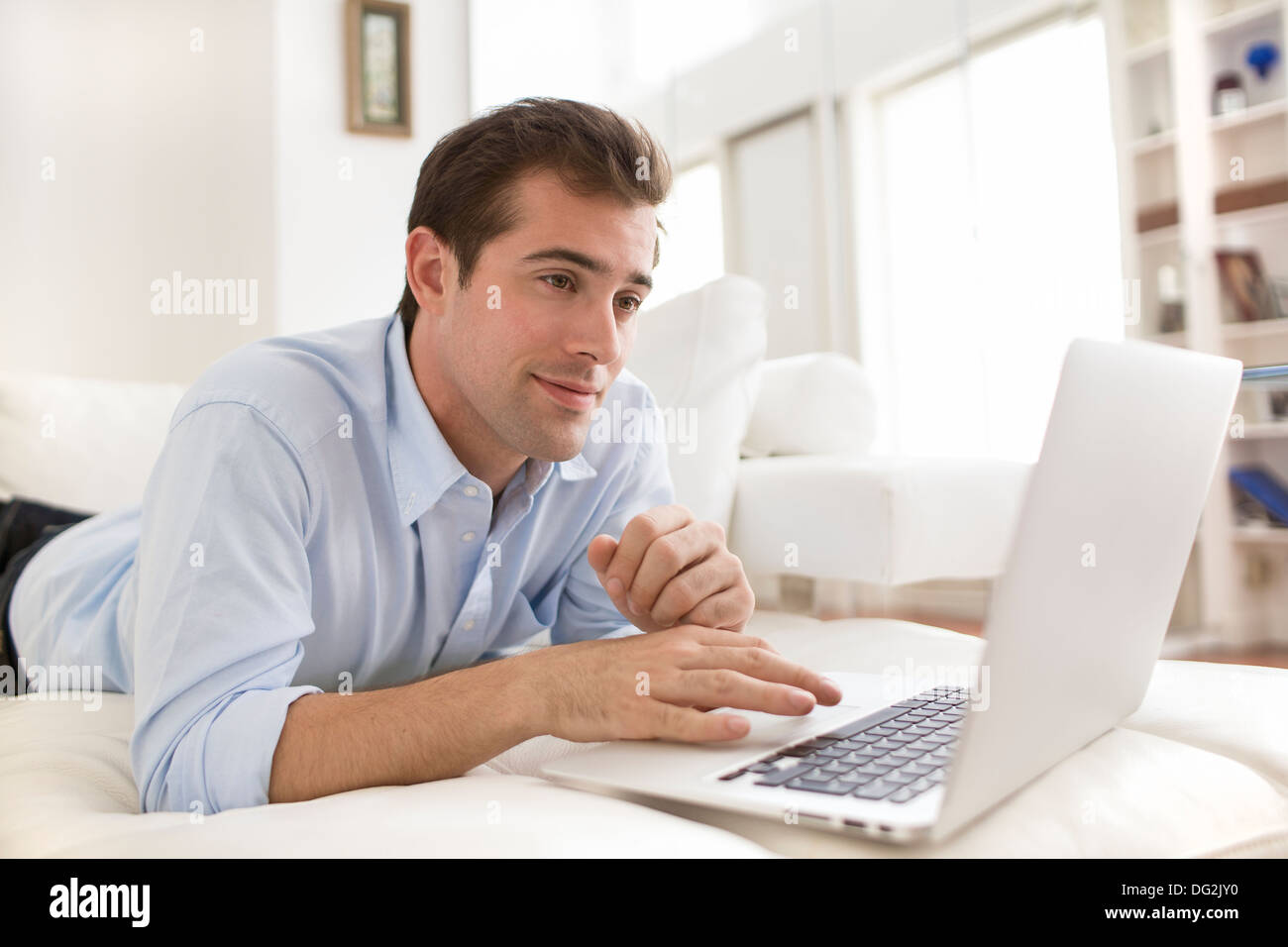 L'ordinateur à l'intérieur mâle en ligne courrier internet surf Banque D'Images