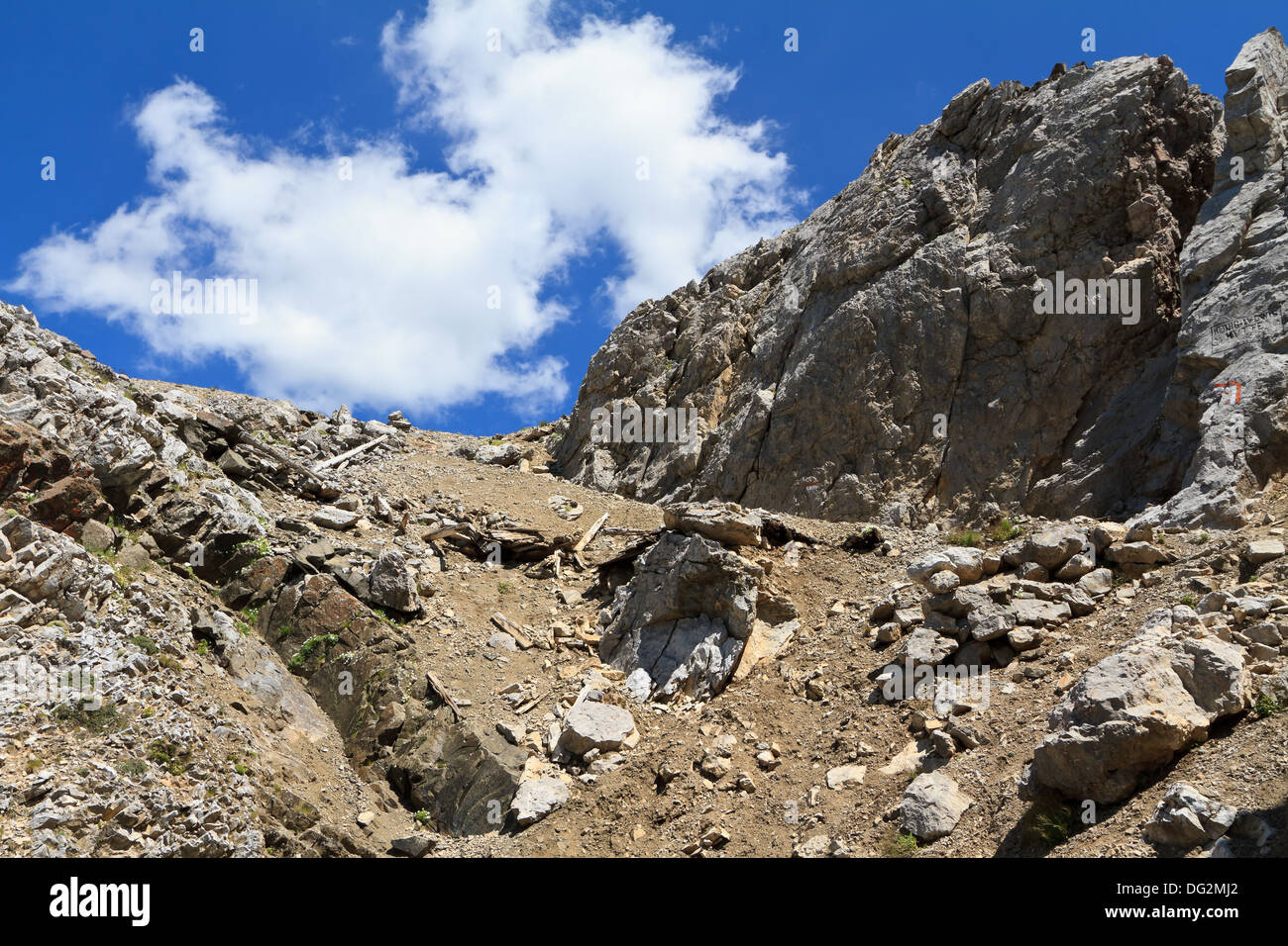 Randonnée sur la crête de montagne dans la vallée de San Pellegrino, Trentin, Italie Banque D'Images