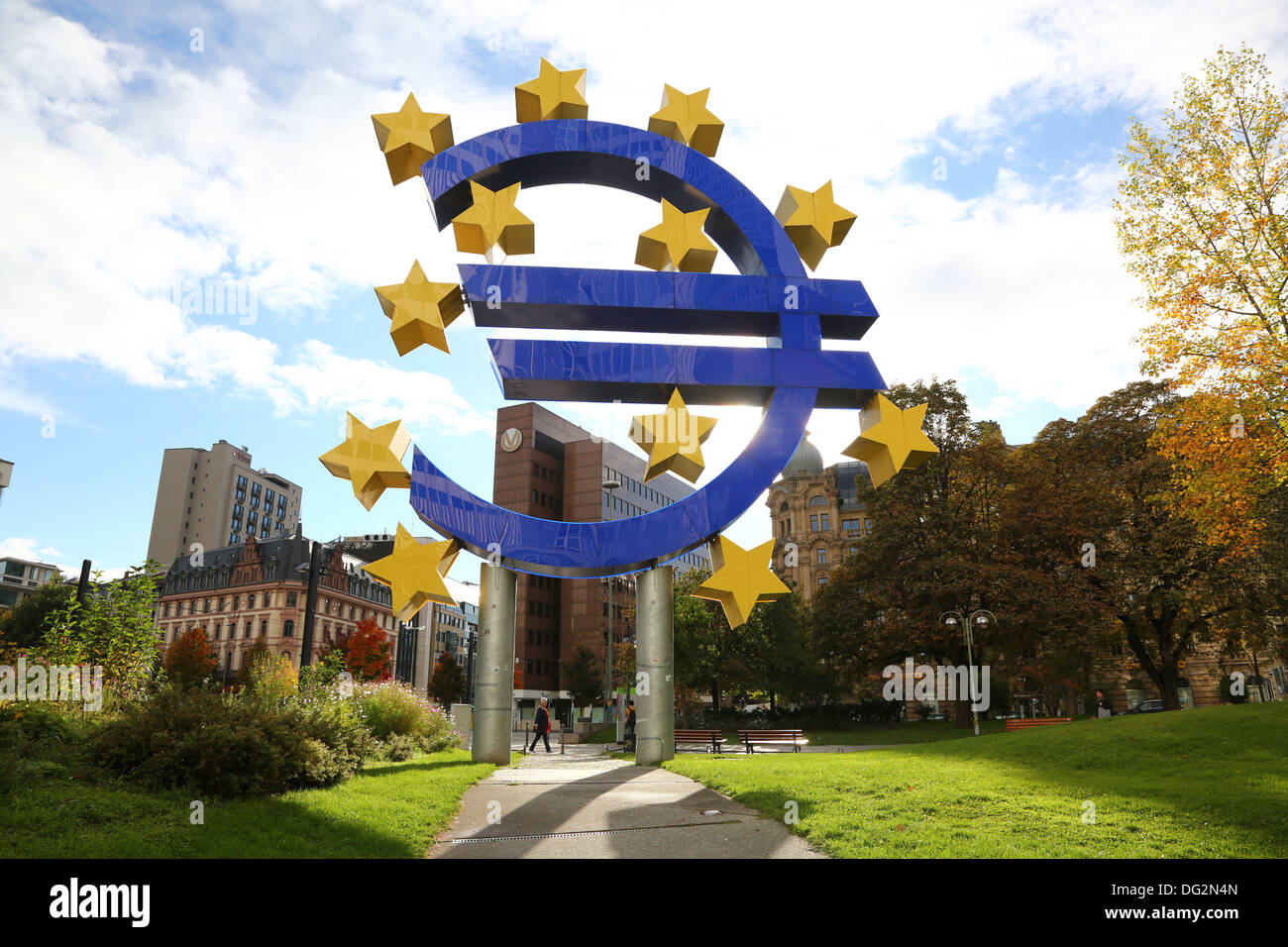 Signe de l'Euro à l'extérieur de la statue de la Banque centrale européenne à Francfort am Main, Allemagne Banque D'Images