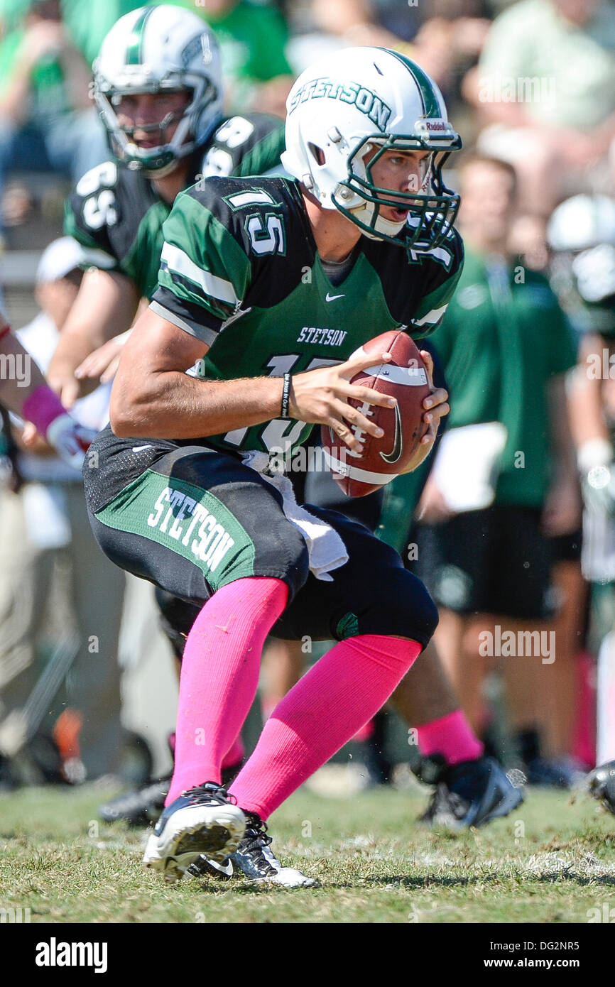 DeLand, en Floride, aux États-Unis. 12 octobre, 2013. Le quart-arrière Ryan Tentler Stetson de chapeliers (15) au cours de premier semestre NCAA Football action de jeu entre les Flyers de Dayton et Stetson Chapeliers au Spec Martin Stadium à DeLand, Floride. Credit : csm/Alamy Live News Banque D'Images