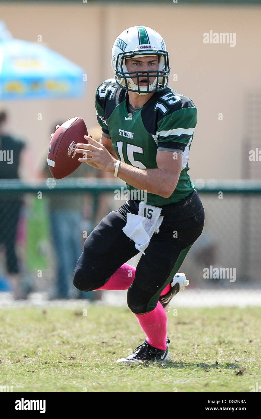 DeLand, en Floride, aux États-Unis. 12 octobre, 2013. Le quart-arrière Ryan Tentler Stetson de chapeliers (15) au cours de premier semestre NCAA Football action de jeu entre les Flyers de Dayton et Stetson Chapeliers au Spec Martin Stadium à DeLand, Floride. Credit : csm/Alamy Live News Banque D'Images