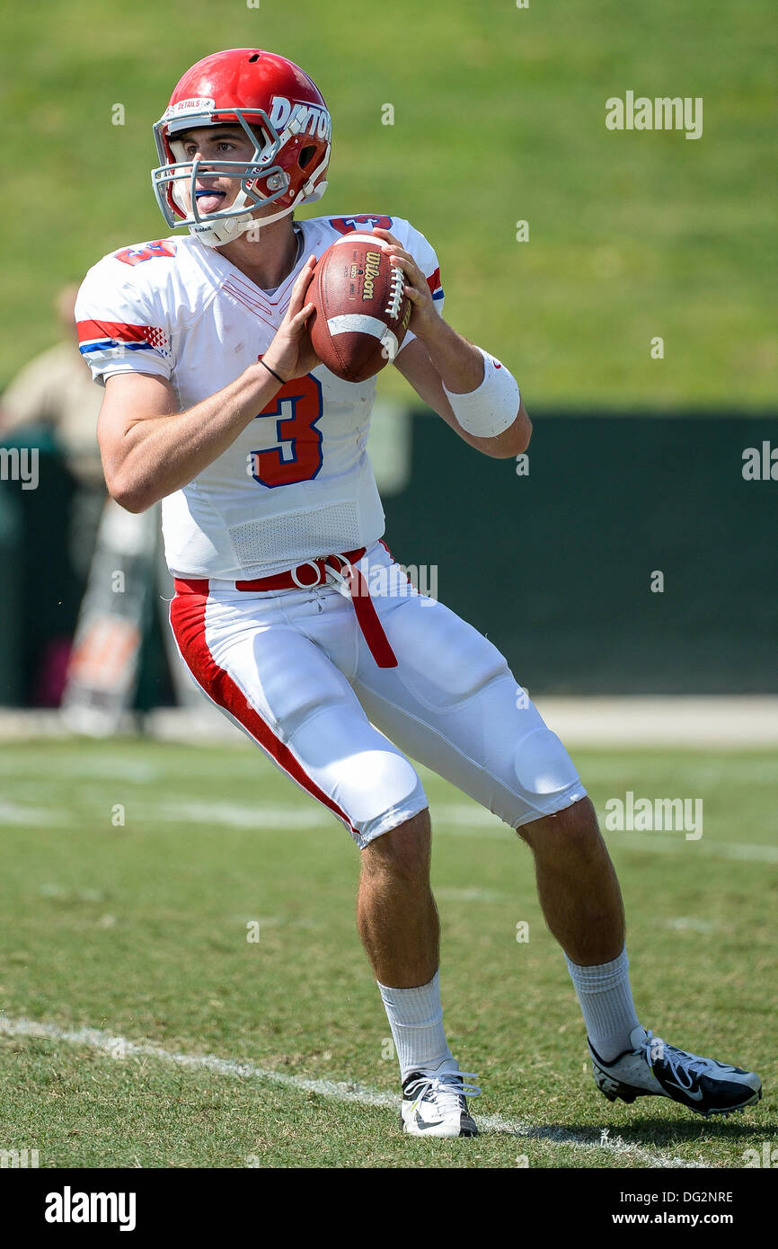 DeLand, en Floride, aux États-Unis. 12 octobre, 2013. Flyers Dayton quarterback sera Bardo (3) au cours de premier semestre NCAA Football action de jeu entre les Flyers de Dayton et Stetson Chapeliers au Spec Martin Stadium à DeLand, Floride. Credit : csm/Alamy Live News Banque D'Images