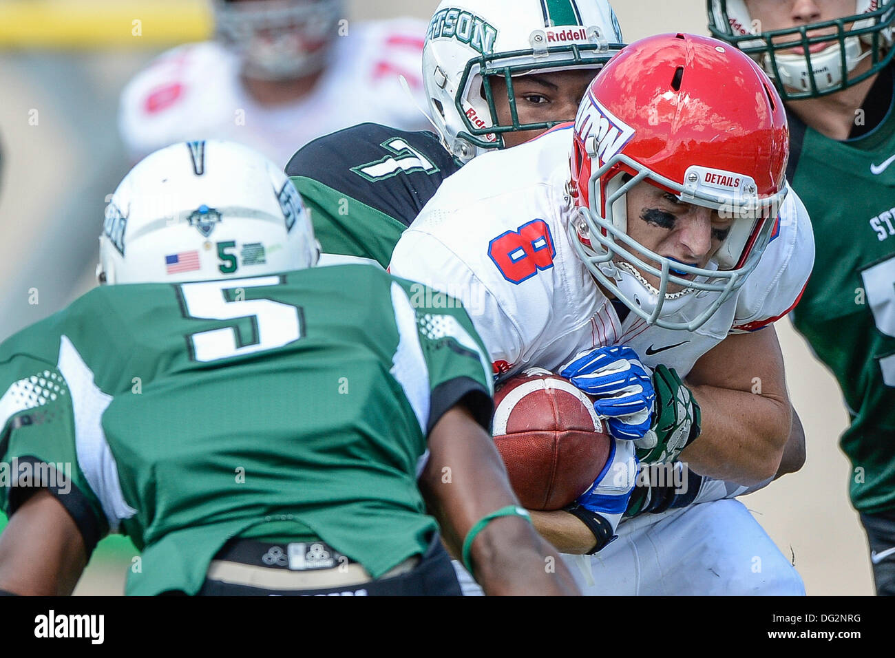 DeLand, en Floride, aux États-Unis. 12 octobre, 2013. Flyers Dayton receveur Ross Smith (8) pendant la première moitié NCAA Football action de jeu entre les Flyers de Dayton et Stetson Chapeliers au Spec Martin Stadium à DeLand, Floride. Credit : csm/Alamy Live News Banque D'Images