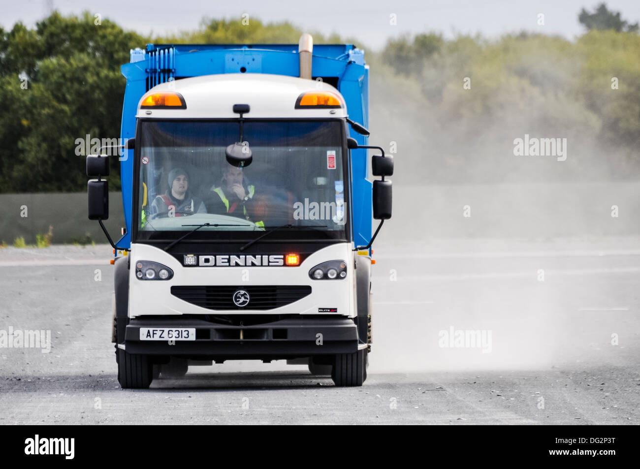 Un chauffeur conduit un camion à travers un bac Dennis route poussiéreuse Banque D'Images