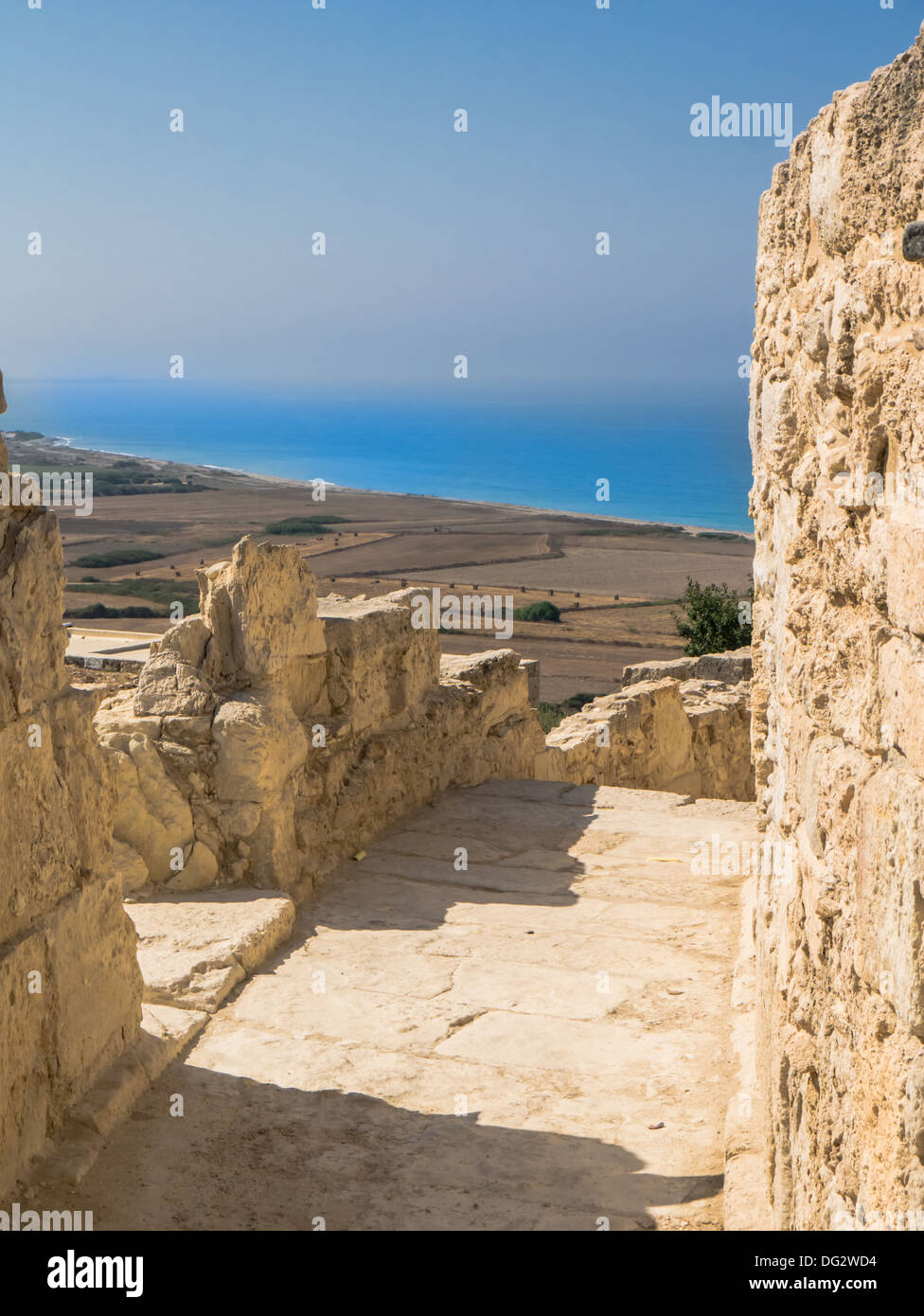 L'arrière de l'Amphithéâtre et le littoral vue sur l'ancien site archéologique à Chypre Curium Banque D'Images