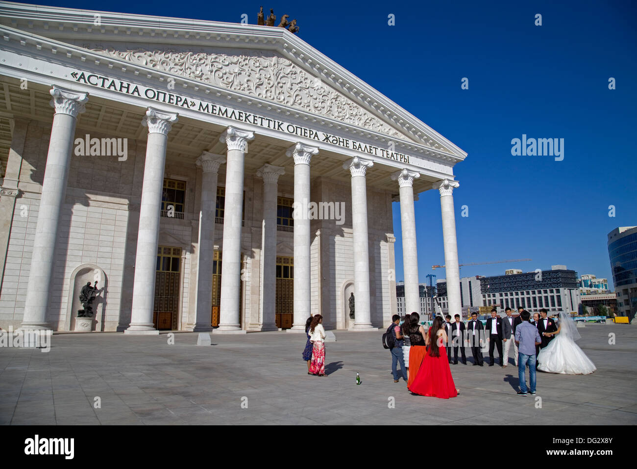 Mariage en face de l'Opéra d'Astana, Kazakhstan Construction Banque D'Images