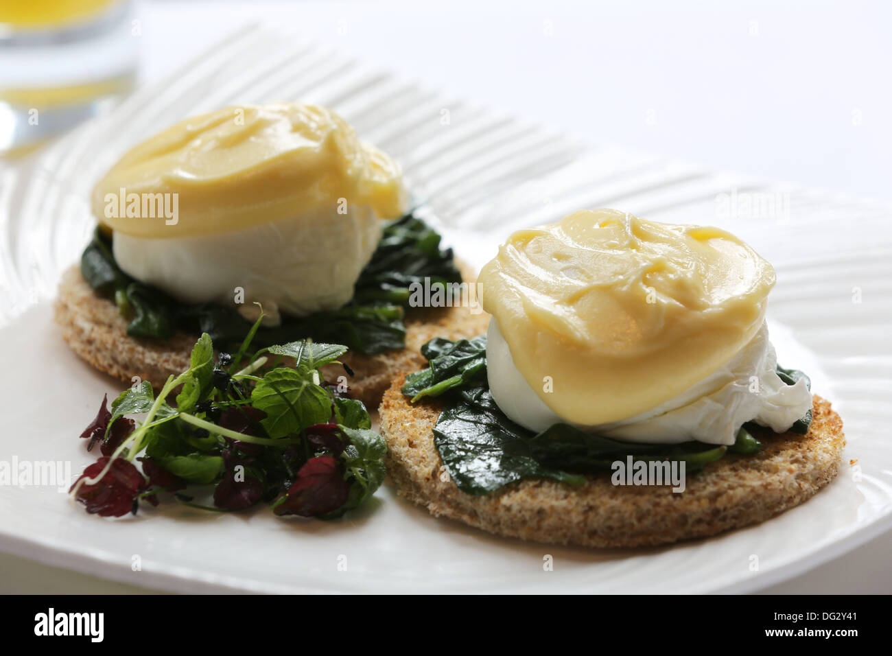 Œufs pochés sur pain de seigle Banque D'Images