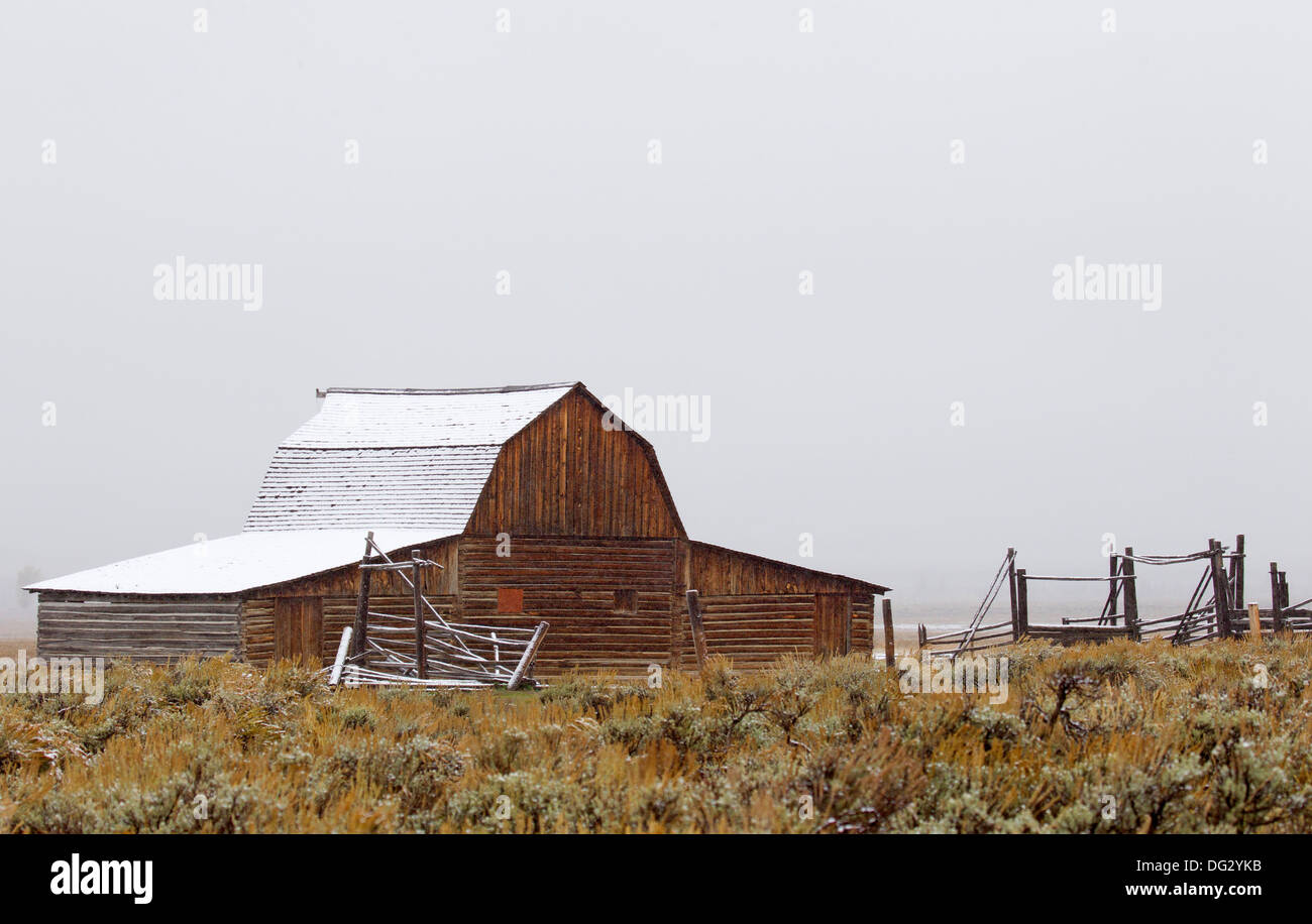 Ancienne grange avec Mormon de neige sur les toits Banque D'Images