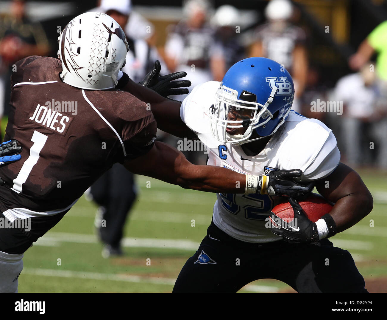 Kalmazoo, Michigan, USA. 12 octobre, 2013. Samedi, Octobre 12, 2013,-Buffalo Bulls vs Western Michigan Broncos, Buffalo Bulls running back Branden Oliver (32) s'applique à une entreprise de bras raide dans l'ouest du Michigan Broncos secondeur Mike Jones (1) au cours de l'action dans le deuxième trimestre de jouer à Waldo Satdium sur le campus de l'ouest du Michigan. Buffalo a gagné 33-0. © csm/Alamy Live News Banque D'Images