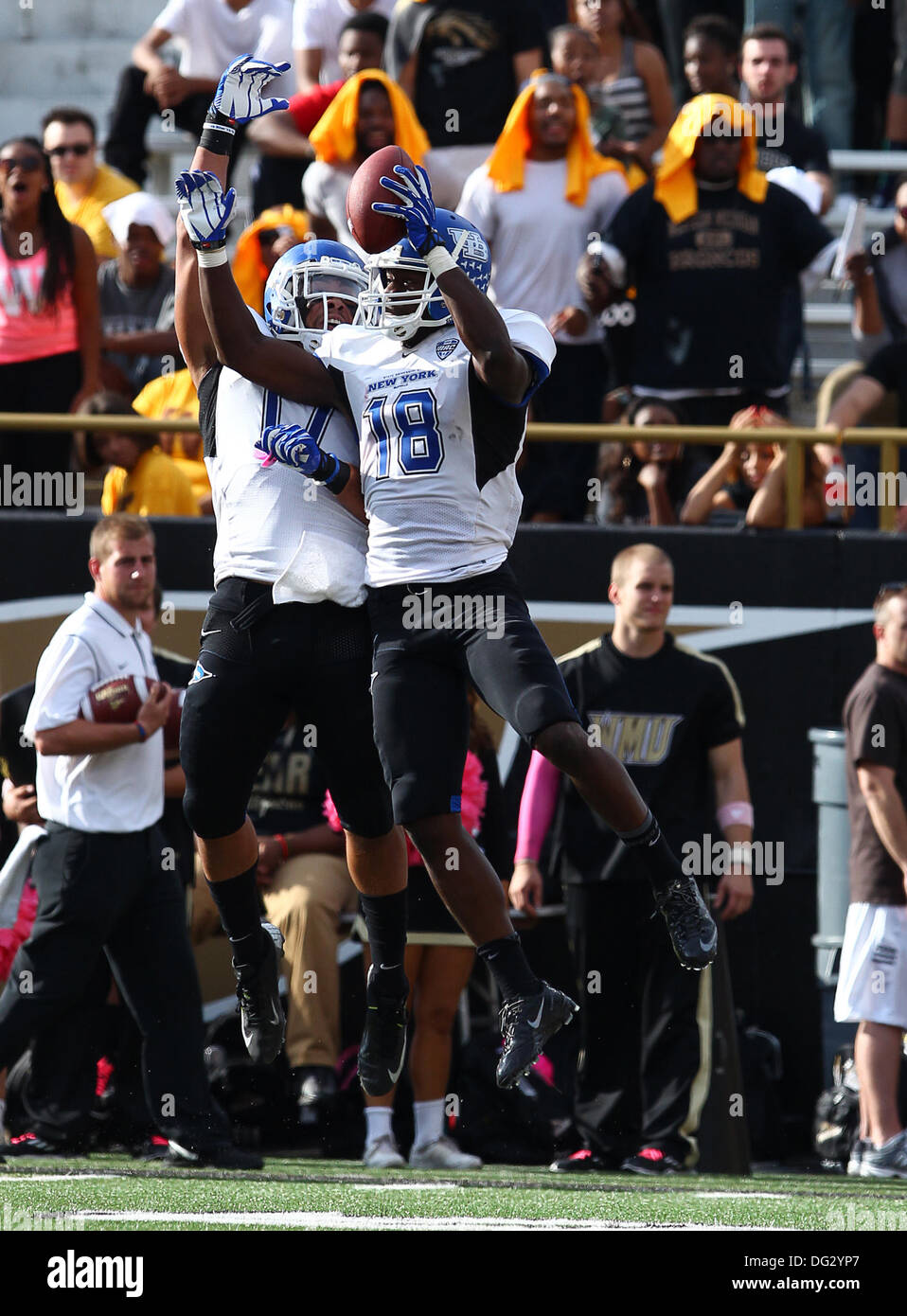 Kalmazoo, Michigan, USA. 12 octobre, 2013. Samedi, Octobre 12, 2013,-Buffalo Bulls vs Western Michigan Broncos, Buffalo Bulls wide receiver Fred Lee (18) et à la main l'extrémité Alex Dennison (17) célébrer Lee pour le troisième trimestre de l'atterrissage au cours de l'action au Satdium Waldo sur le campus de l'ouest du Michigan. Buffalo a gagné 33-0. © csm/Alamy Live News Banque D'Images