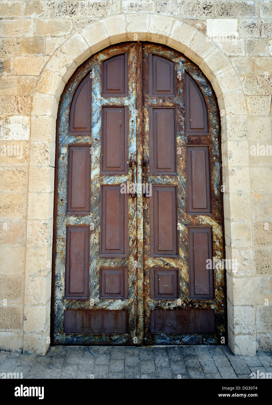 Vieux grungy porte antique en vertu de l'arche de pierre. Banque D'Images