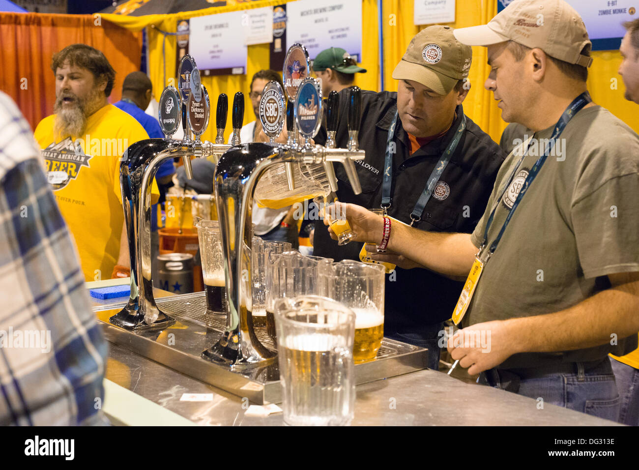 Denver, CO, le 12 octobre 2013. Des représentants de la Springfield Brewing Company pour des échantillons de bière pour les participants à la Great American Beer Festival. Le concours 2013 inclus 4 809 745 entrées de brasseries de tous sur les États-Unis et de Washington DC. © Ed Endicott/Alamy Live News Banque D'Images