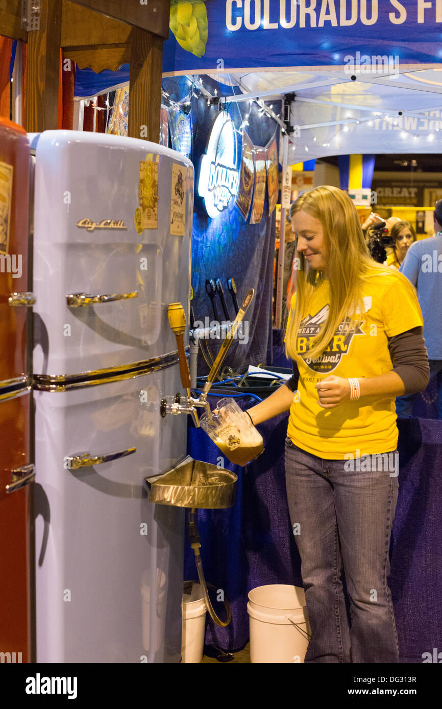 Denver, CO, le 12 octobre 2013. Un volontaire dans le stand de la brasserie de Odell verse un pichet de bière d'un kegorator au Great American Beer Festival. Le concours 2013 inclus 4 809 745 entrées de brasseries de tous sur les États-Unis et de Washington DC. © Ed Endicott/Alamy Live News Banque D'Images