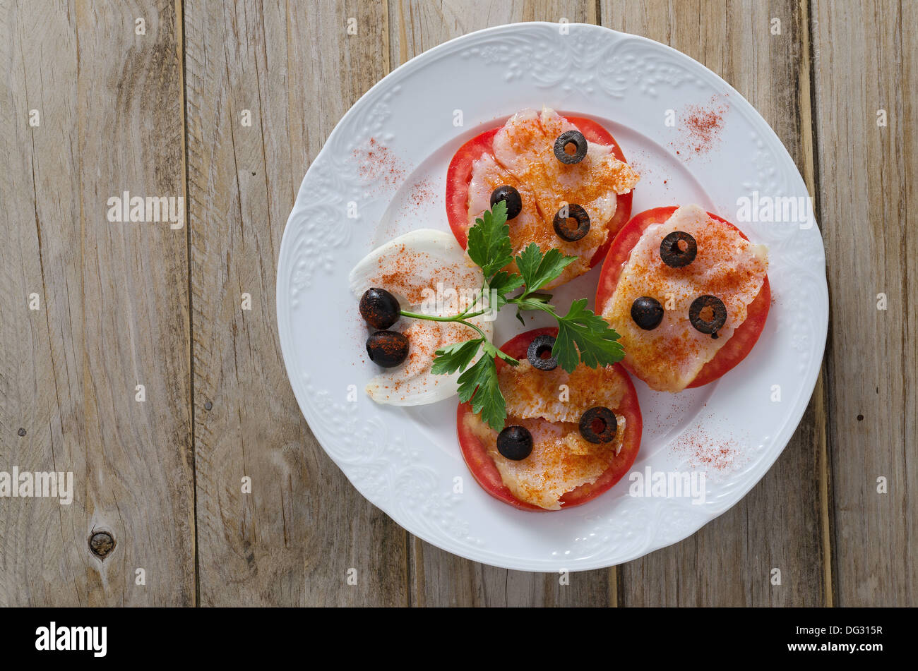Morue salade, tomate, l'oignon, les olives, le persil et le paprika Banque D'Images