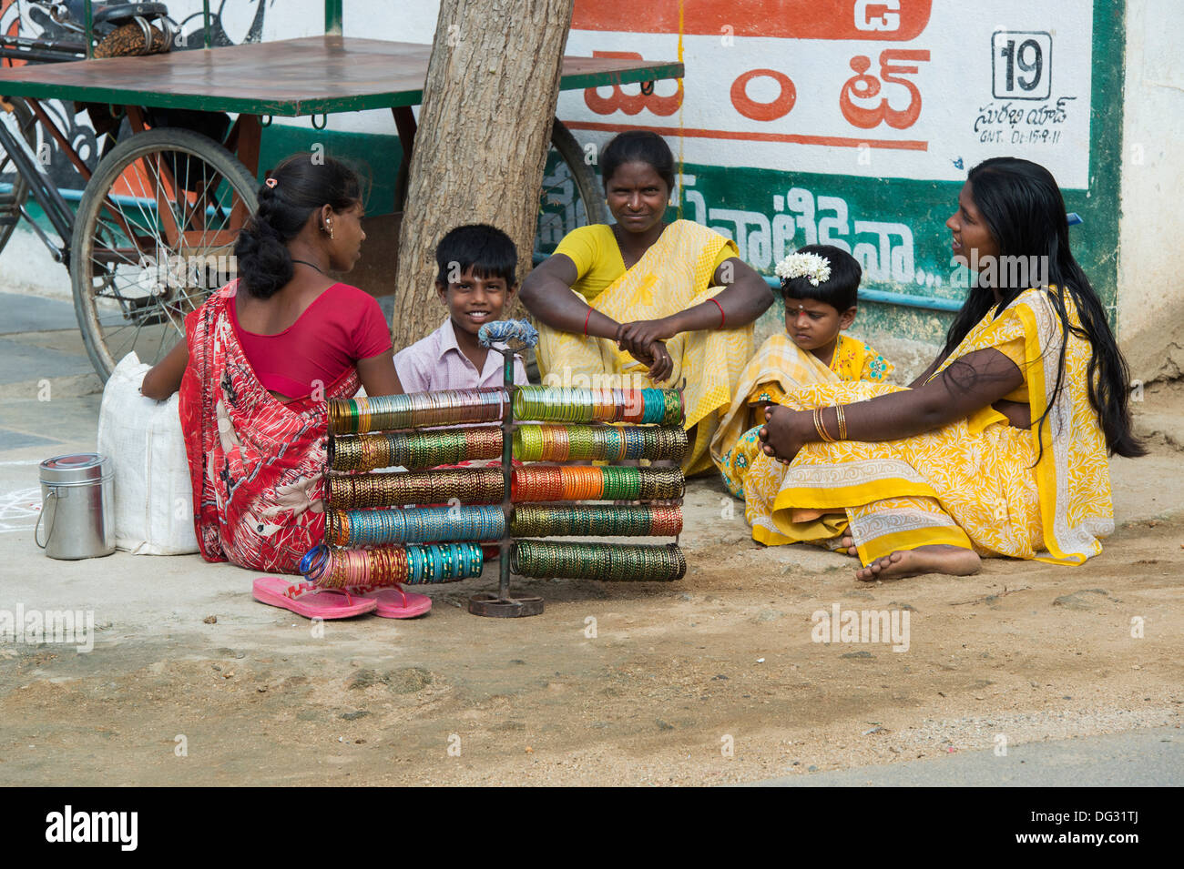 Femme indienne bangles de vente sur la rue. L'Andhra Pradesh, Inde Banque D'Images