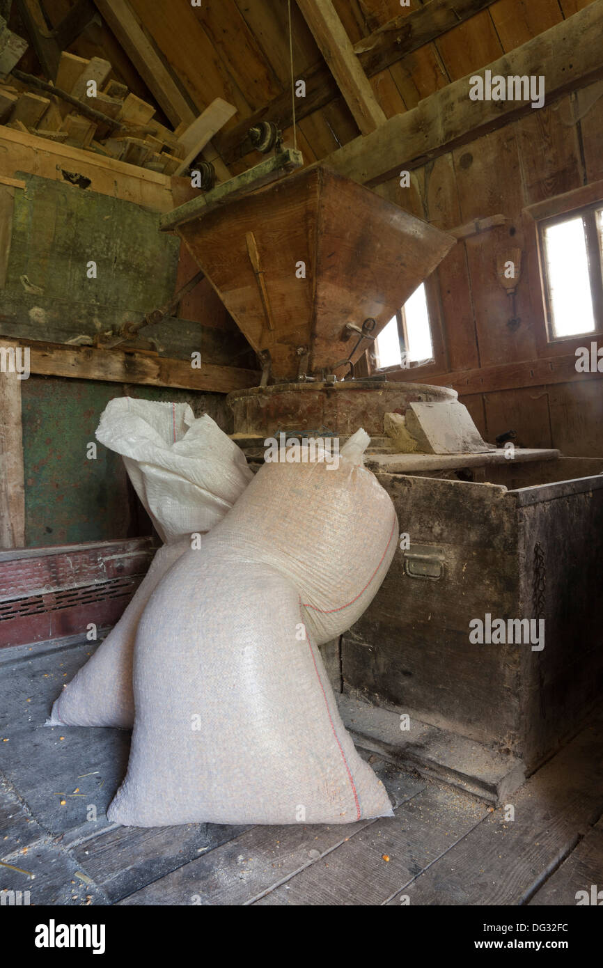Vieux moulin en pierre intérieur Banque D'Images