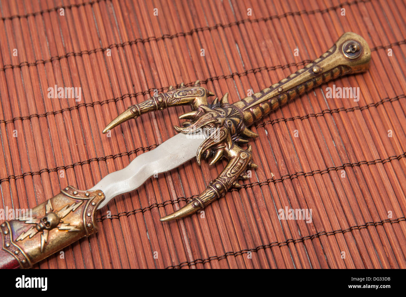 L'épée japonaise sur un fond de bois Banque D'Images