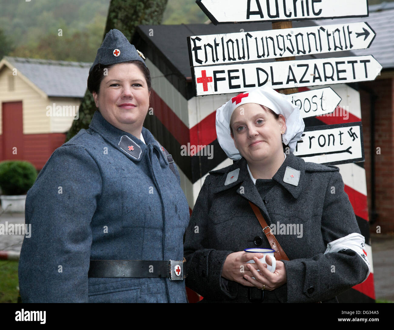 Levisham. North Yorkshire, UK. 11 octobre, 2013. Kim Castle & Vicki Watson Croix Rouge, aux infirmières de l'fer "en temps de guerre' Nord Yorks Moors Railway (NYMR) événement à la gare de Levisham 12th-13th Octobre 2013. La station de Levisham, a été décoré avec des affiches, et des signes française pendant la guerre (NYMR) 'Week-end' de devenir 'le' Visham dans le nord de la France. Le rassemblement, une reconstitution d'un village occupé par les troupes allemandes, faisant partie de la 'Allo Allo'-style light-hearted et fun humeur. Banque D'Images
