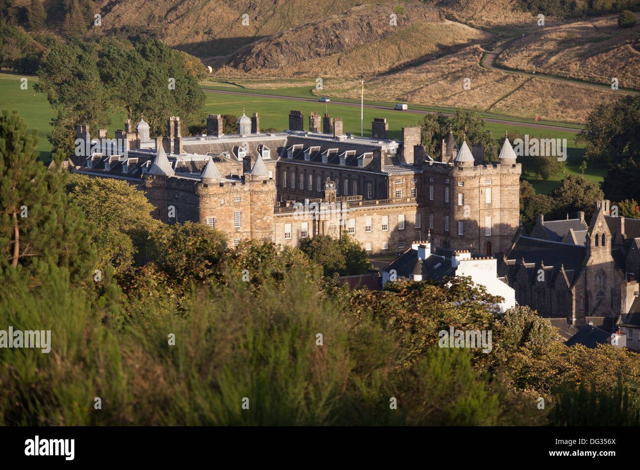 Ville d'Édimbourg, Écosse. De pittoresques du palais de Holyroodhouse, Holyrood Park avec en arrière-plan. Banque D'Images