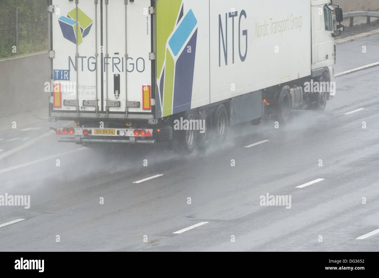 13 octobre 2013. M25 l'Essex. Forte pluie entraîne des conditions de conduite dangereuses pour le trafic passant par l'Essex sur le M25. L'eau de surface et de pulvérisation pour réduire la visibilité rend difficile la conduite. Banque D'Images