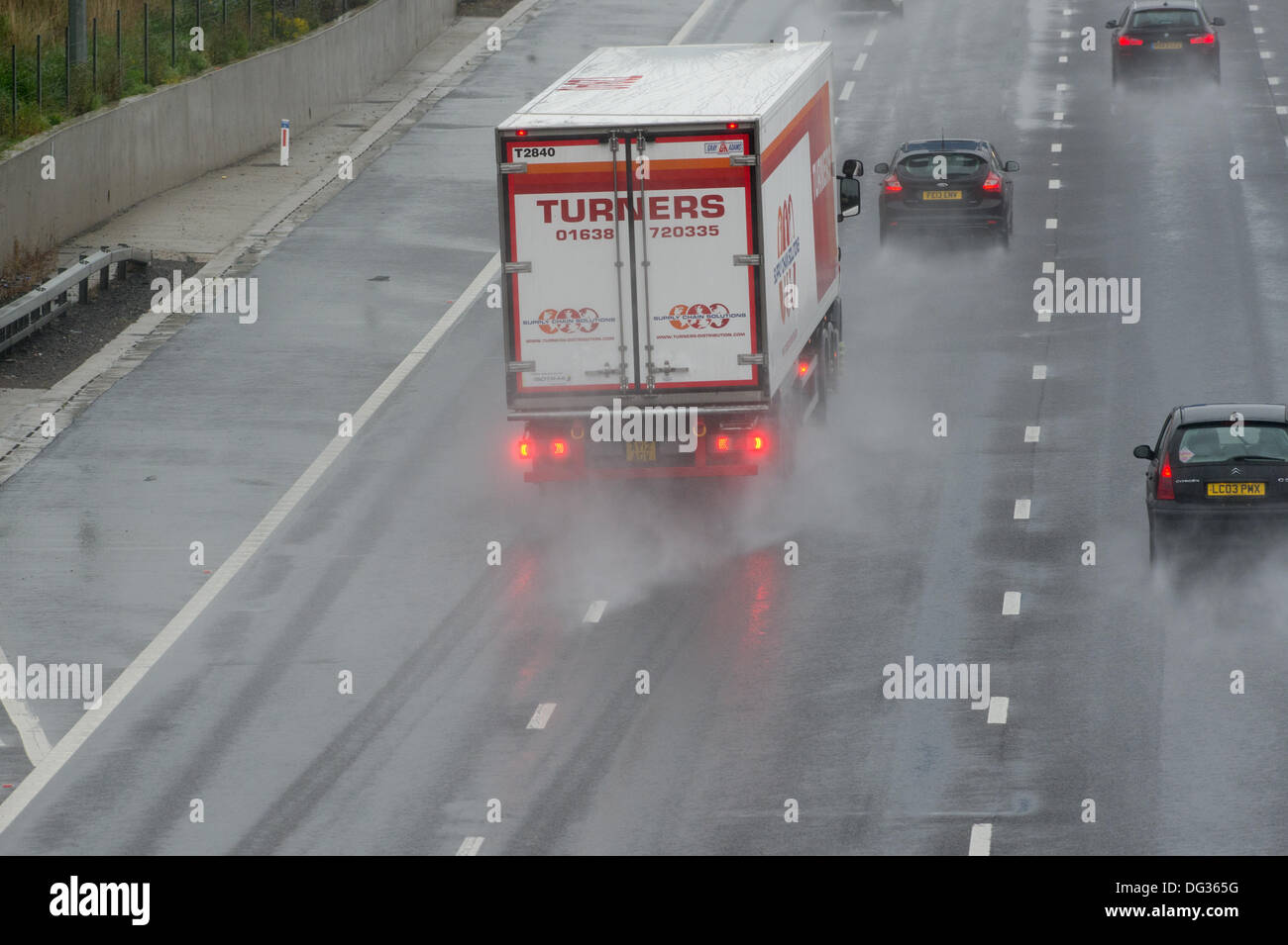 13 octobre 2013. M25 l'Essex. Forte pluie entraîne des conditions de conduite dangereuses pour le trafic passant par l'Essex sur le M25. L'eau de surface et de pulvérisation pour réduire la visibilité rend difficile la conduite. Banque D'Images