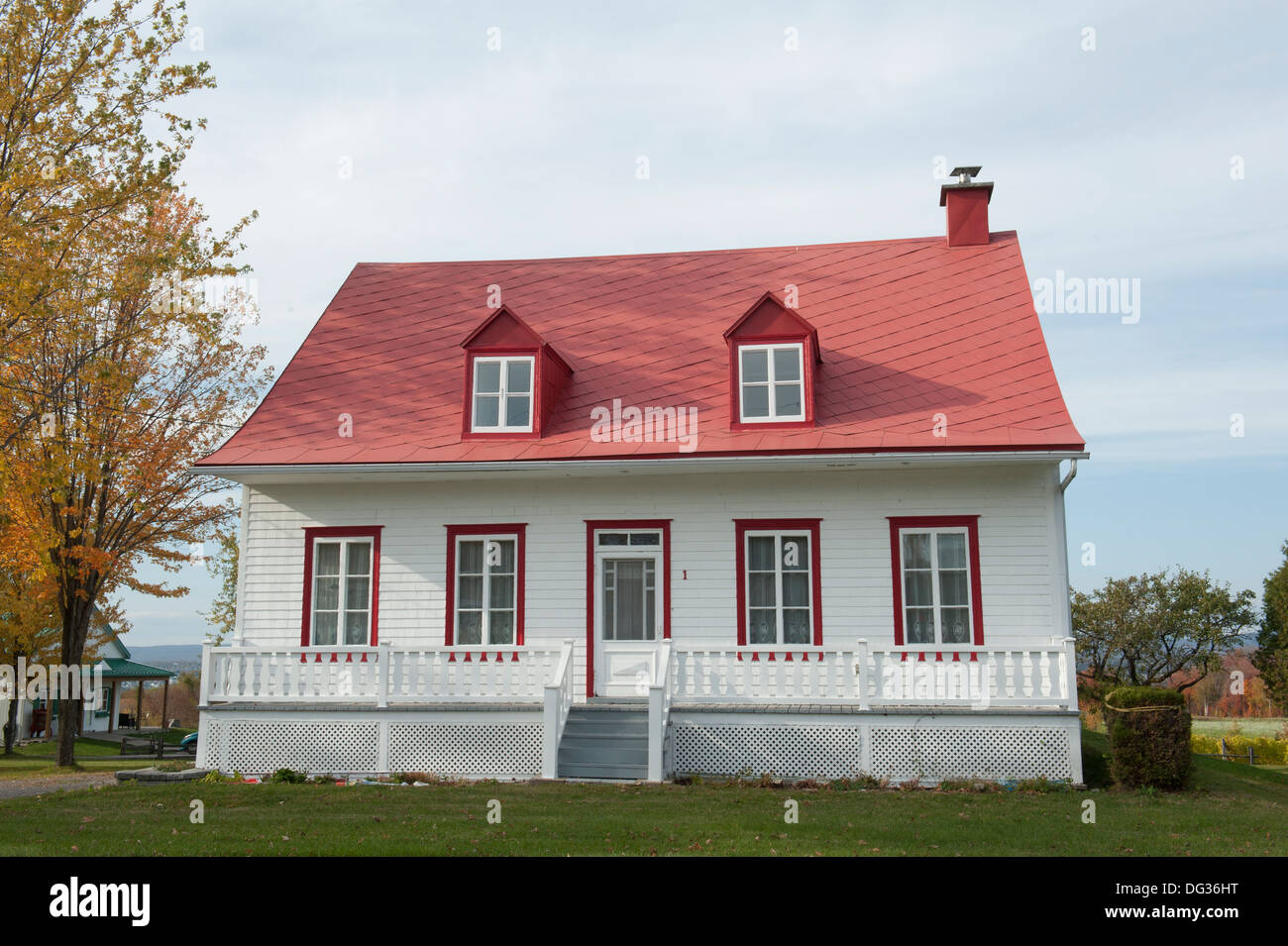 Un milieu du xixe siècle typique maison sur l'île d'Orléans avec un toit rouge, visible de loin. 11 octobre 2013 Banque D'Images