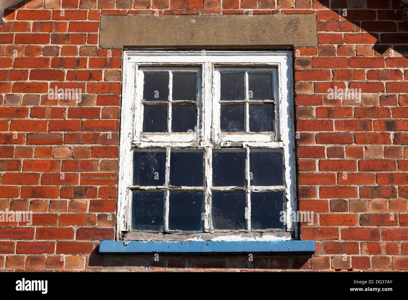 Un vieux châssis de fenêtre en bois avec de la peinture. Banque D'Images